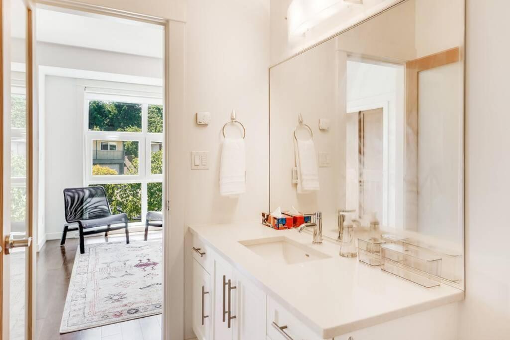 Cedar Hill Sunlit Stay - Bright Spacious & Modern Victoria Luaran gambar