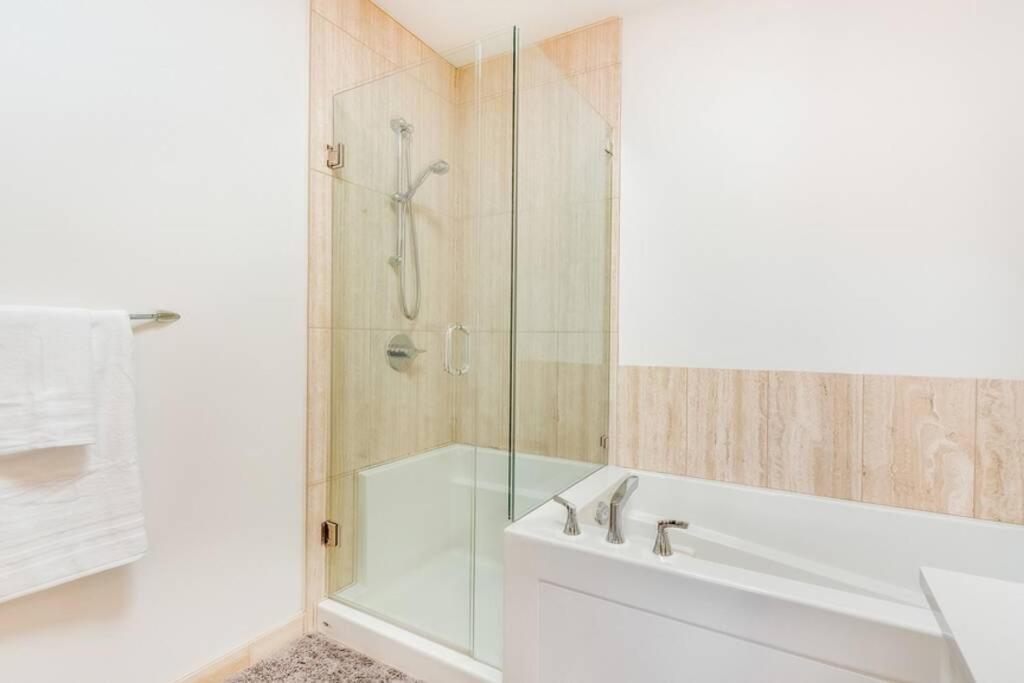 Cedar Hill Sunlit Stay - Bright Spacious & Modern Victoria Luaran gambar