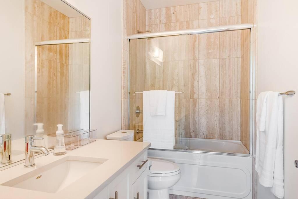 Cedar Hill Sunlit Stay - Bright Spacious & Modern Victoria Luaran gambar